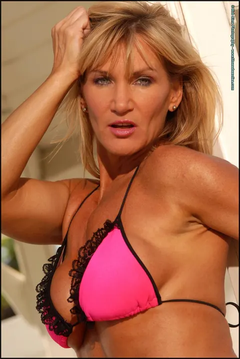Peggy Vee: Blonde MILF Unhooks Bikini Top and Poses Nude Outdoors – photo 5 of 15