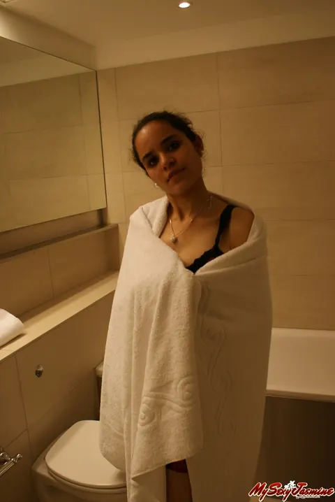 Jasmine Mathur: Indian Brunette Frees a Breast from Lingerie in the Bathroom – photo 11 of 12