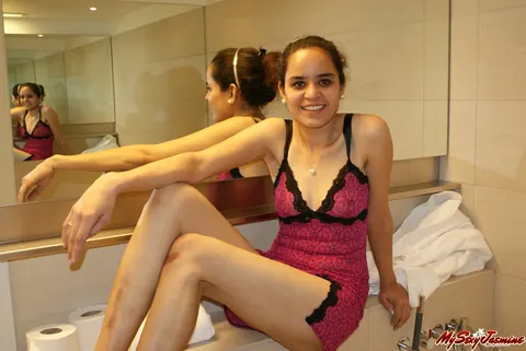 Jasmine Mathur: Indian Brunette Frees a Breast from Lingerie in the Bathroom – photo 4 of 12