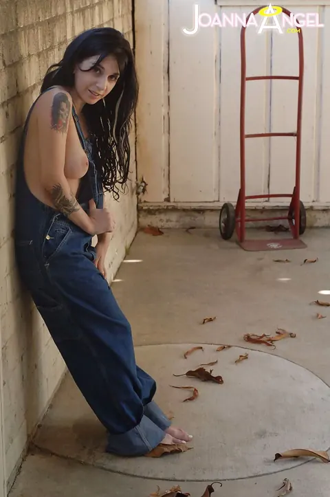 Joanna Angel: Brunette MILF in Jeans Shows Off Her Big Tits and Tattoos – photo 5 of 16