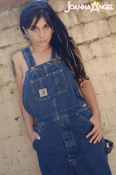 Joanna Angel: Brunette MILF in Jeans Shows Off Her Big Tits and Tattoos – photo 3 of 16