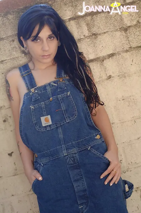 Joanna Angel: Brunette MILF in Jeans Shows Off Her Big Tits and Tattoos – photo 2 of 16