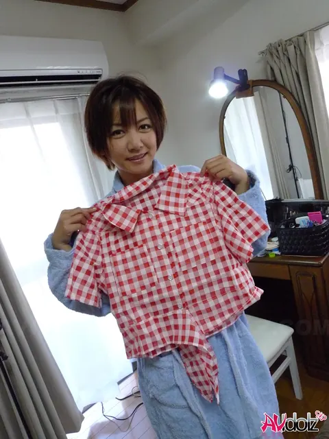 Meguru Kosaka: Busty Japanese Babe Spreads and Toys Her Pussy – photo 4 of 20