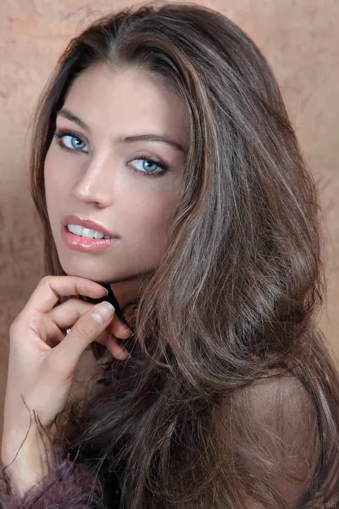 Fergie A: British Brunette Spreads Her Pussy – photo 1 of 20