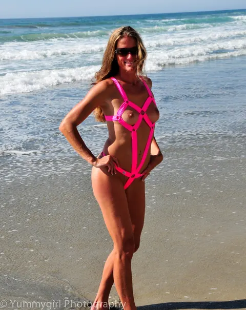 Sofie Marie: Tall Thick MILF Shows Her Ass in a Bikini on the Beach – photo 4 of 21
