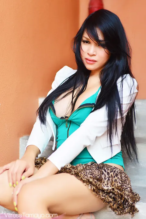 Trans Woman Stands Nude and Reveals Her Frame – photo 13 of 14