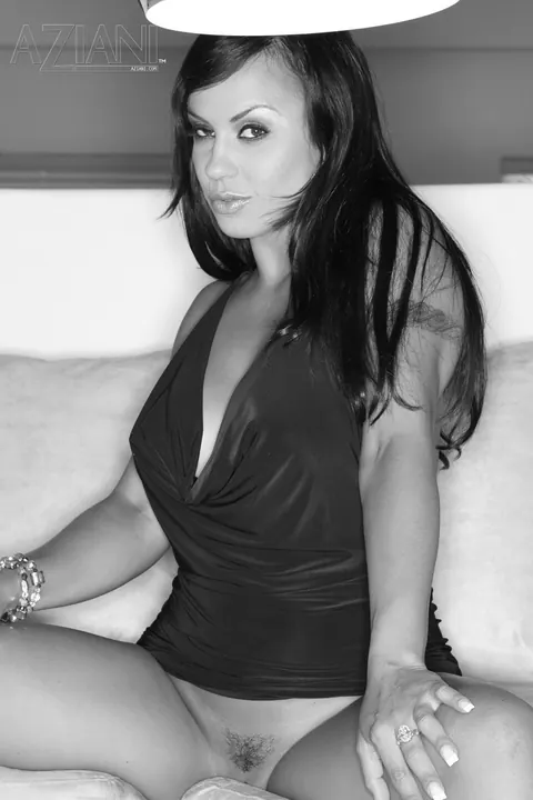 Mariah Milano: Slim Latina MILF Undresses and Spreads Her Pussy Wide – photo 6 of 21