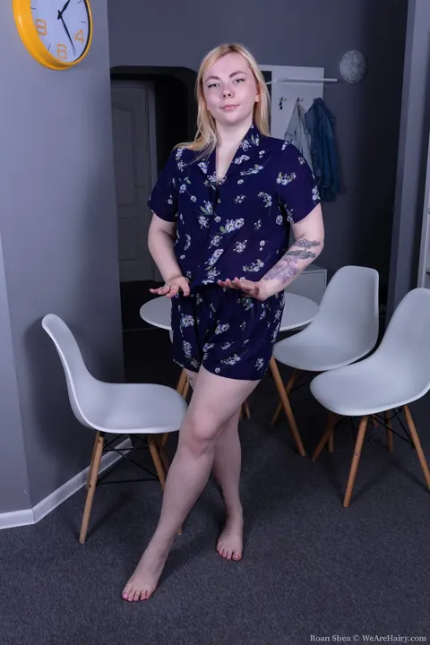 Roan Shea: Blonde Shows Off Her Hairy Pussy and Tattoos – photo 3 of 21