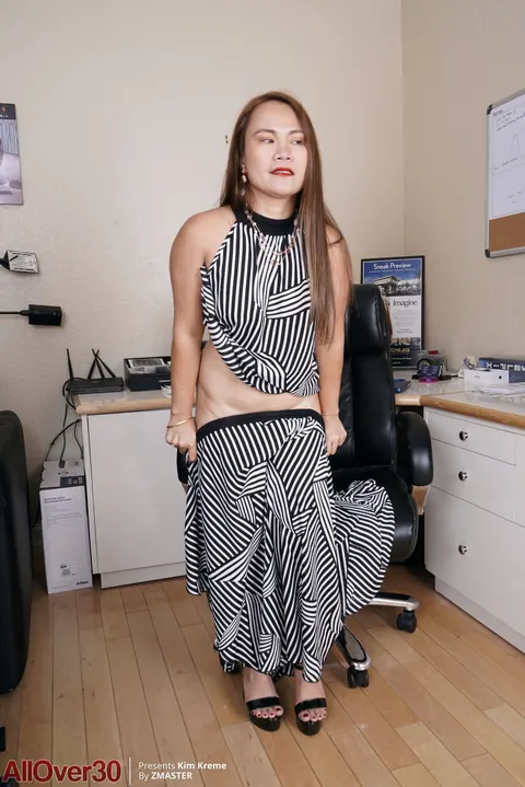 Kim Kreme: Asian MILF Poses Nude and Shows Her Natural Tits – photo 4 of 21