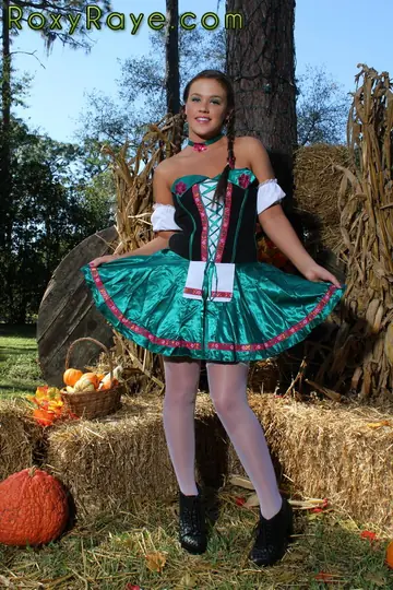 Brunette Amateur in Stockings Pisses in Mug and Stuffs Veggies in Ass