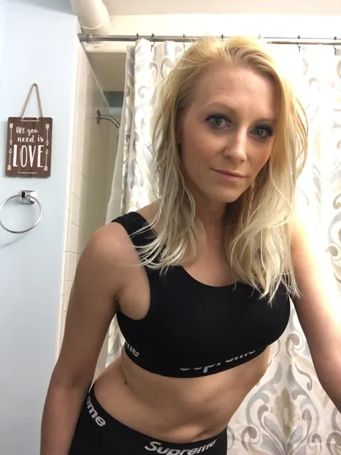Skinny Blonde MILF Poses in a Uniform for Selfies – photo 2 of 16