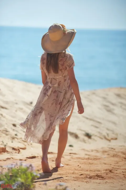 Babe in a Bikini and Boots Spreads Her Legs on the Beach – photo 8 of 12