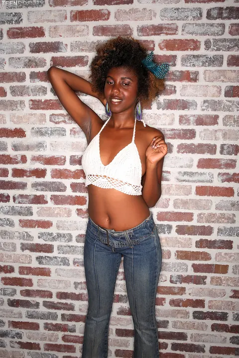 Daizy Cooper: Petite Curly Ebony Woman Strips Off Her Jeans to Show Off Her Body – photo 3 of 17