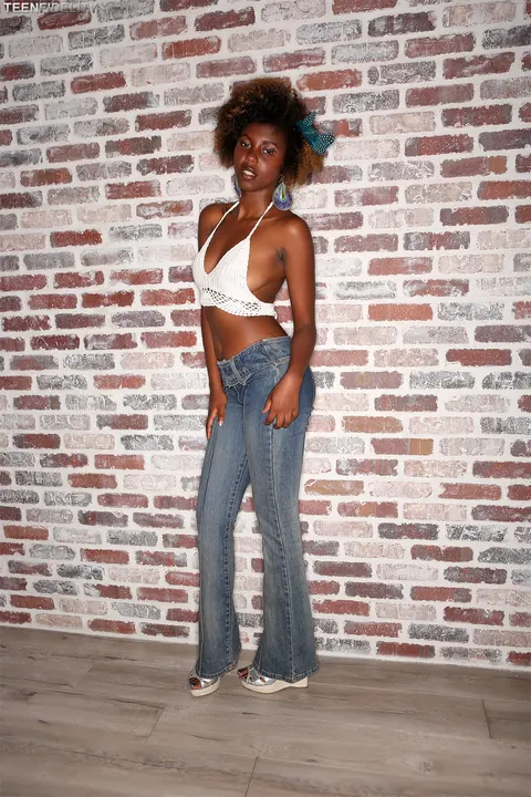 Daizy Cooper: Petite Curly Ebony Woman Strips Off Her Jeans to Show Off Her Body – photo 2 of 17