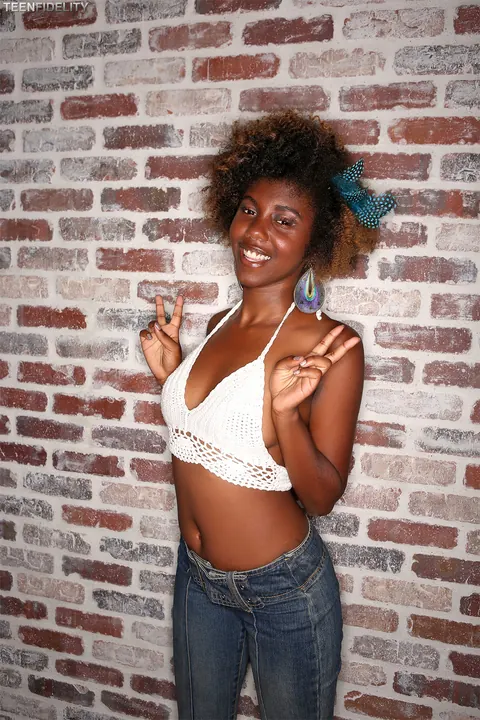 Daizy Cooper: Petite Curly Ebony Woman Strips Off Her Jeans to Show Off Her Body – photo 4 of 17