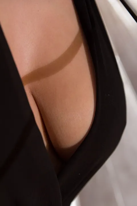 Viola Bailey: Busty Brunette in Stockings Fingers and Licks Her Partner – photo 2 of 18