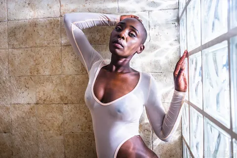 Zaawaadi: Slim Ebony Babe with Short Hair Gets Fucked in a Bathroom – photo 1 of 10