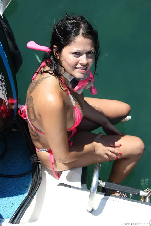 Gina Jolie: Thick Latina MILF in a Bikini and Glasses Spreads Outdoors – photo 2 of 17