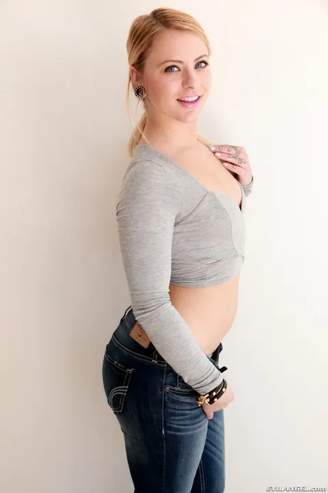 Cameron Canada: Blonde PAWG Peels Off Her Jeans to Show Her Big Ass – photo 2 of 15