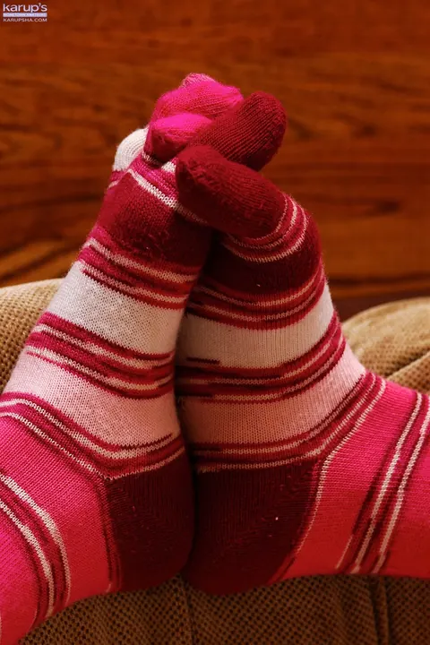 Leah Luv: Skinny Blonde in Socks Spreads Her Pussy – photo 7 of 21