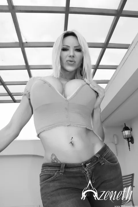 Trans Woman Poses Fully Nude and Arches Back – photo 4 of 12