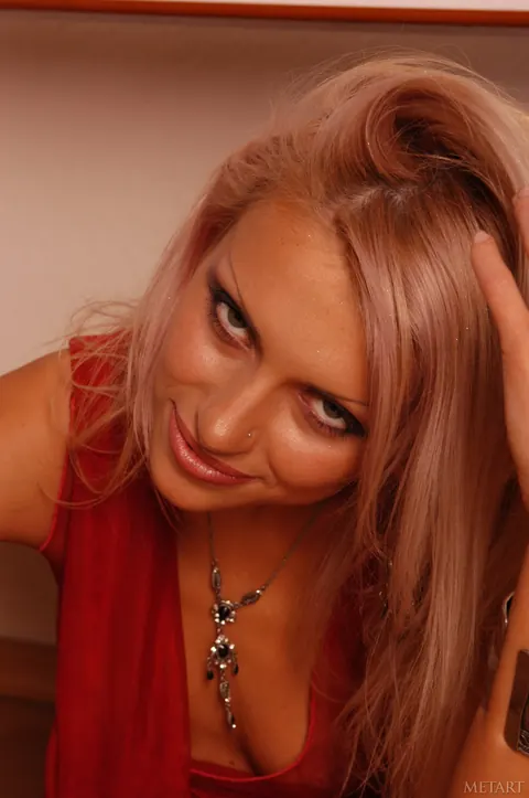 Woman Poses Nude Turning to Show Her Ass – photo 19 of 21
