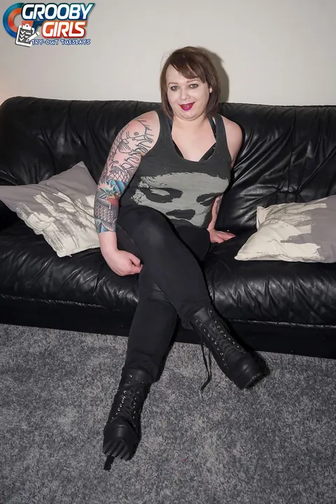 Curvy Trans Woman Undresses and Spreads Her Legs Wide – photo 1 of 16