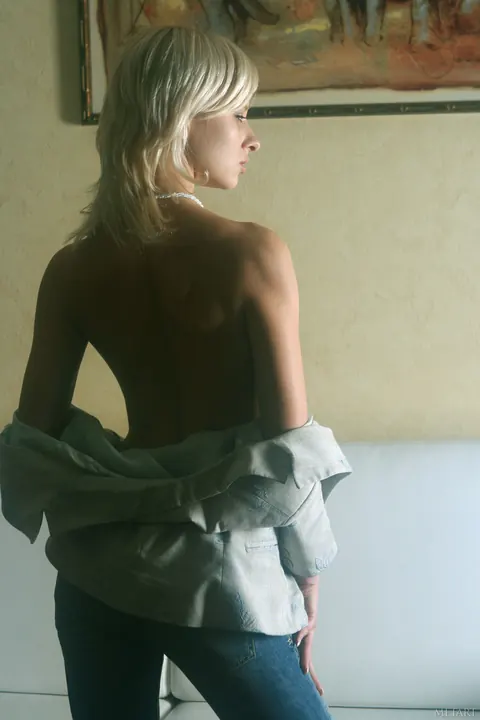 Blonde Model Poses Nude for Glamour Gallery – photo 7 of 21