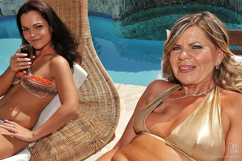 Sandra Rodriguez: Mature Brunette Removes Her Bikini for Pussy Licking by the Pool – photo 4 of 16