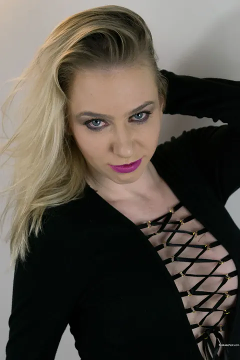 Grace Harper: Blonde PAWG in Stockings Pulls Labia Apart and Spreads Wide – photo 10 of 18