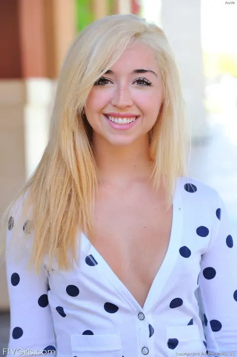 Blonde in Shorts Pulls Fabric Aside and Spreads Her Ass in Public – photo 7 of 16