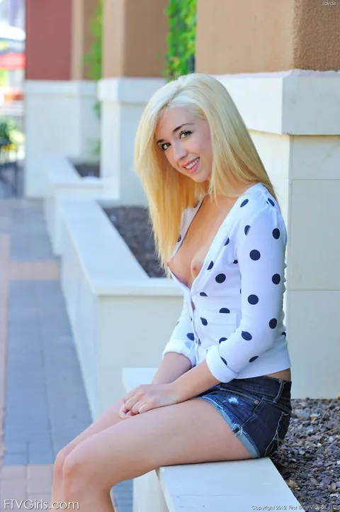 Blonde in Shorts Pulls Fabric Aside and Spreads Her Ass in Public – photo 1 of 16