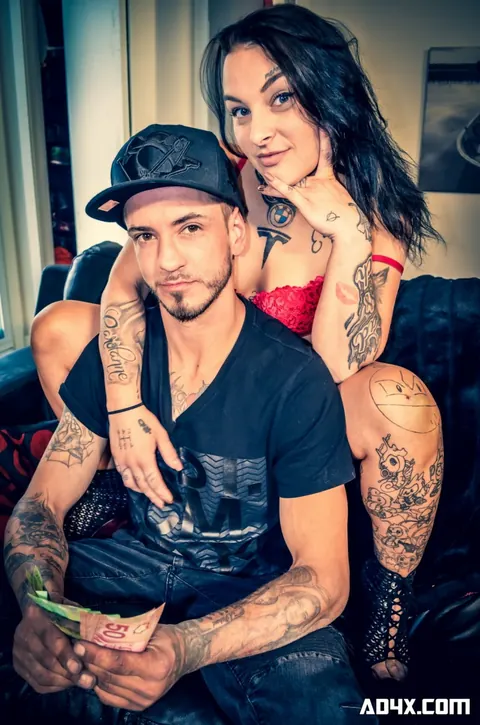 Thick Tattooed Brunette Kisses Her Man in the Bathroom – photo 12 of 18
