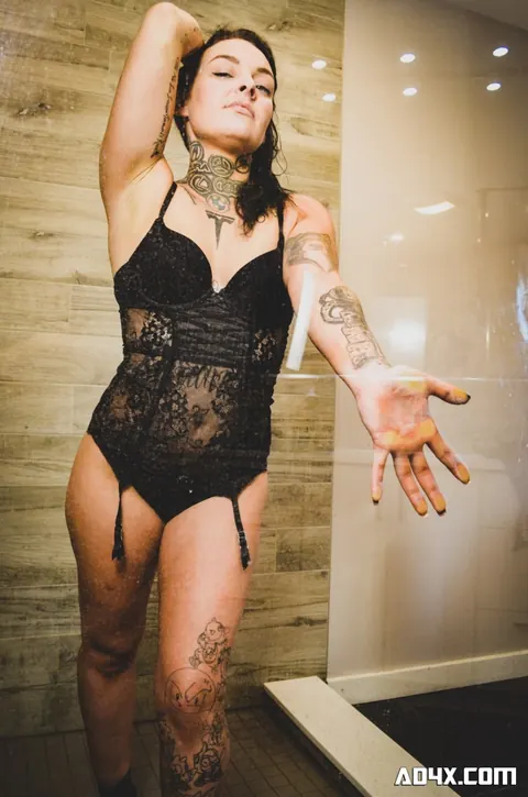 Thick Tattooed Brunette Kisses Her Man in the Bathroom – photo 1 of 18