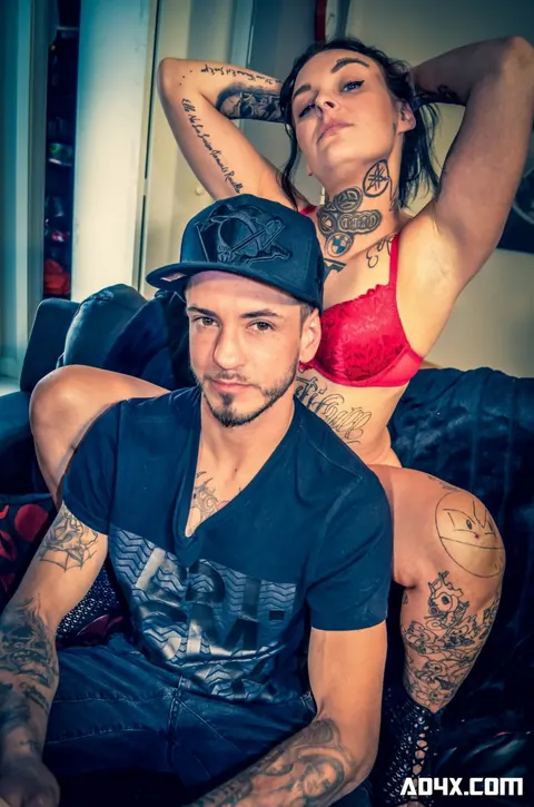 Thick Tattooed Brunette Kisses Her Man in the Bathroom – photo 9 of 18