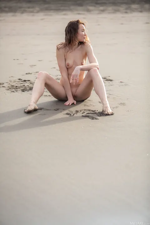 Janeth Tense: Ukrainian Redhead Strips Out of Her Bikini at the Beach – photo 12 of 21