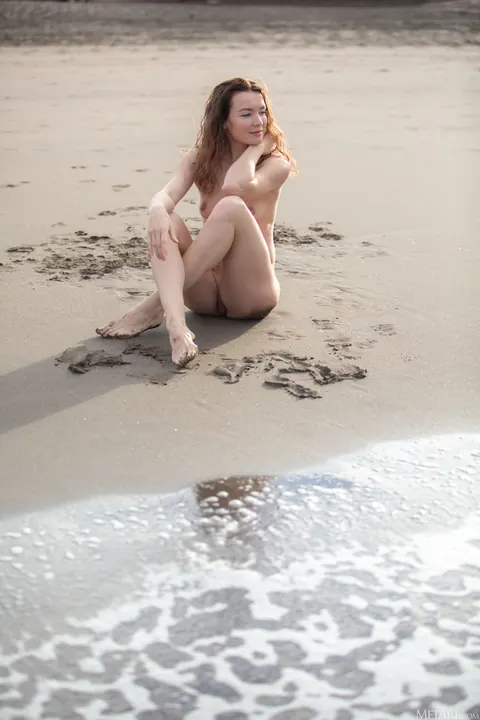 Janeth Tense: Ukrainian Redhead Strips Out of Her Bikini at the Beach – photo 13 of 21