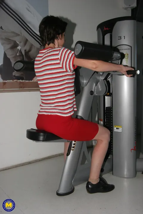 MILF in Yoga Pants and Shorts Strips at the Gym – photo 9 of 21