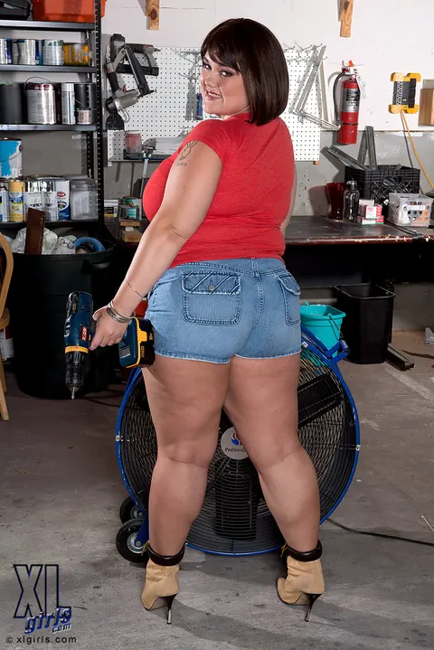 Lisa Canon: BBW Shows Off Her Huge Natural Tits in a Tool Shop – photo 5 of 15