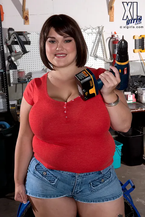 Lisa Canon: BBW Shows Off Her Huge Natural Tits in a Tool Shop – photo 3 of 15