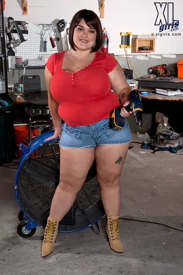 Lisa Canon – BBW Shows Off Her Huge Natural Tits in a Tool Shop