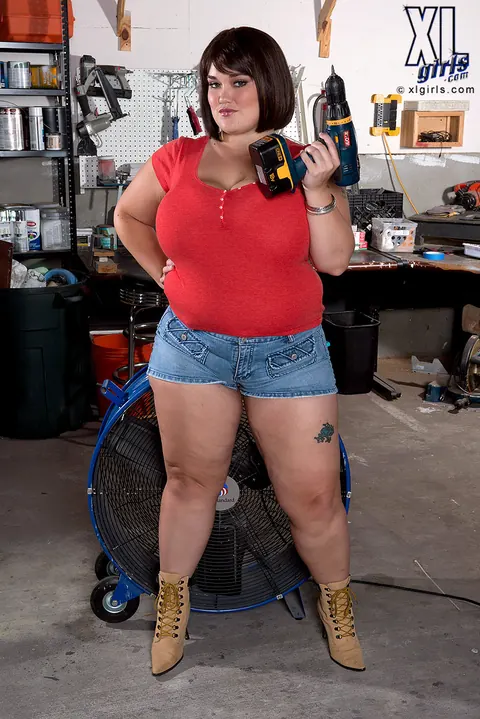 Lisa Canon: BBW Shows Off Her Huge Natural Tits in a Tool Shop – photo 2 of 15