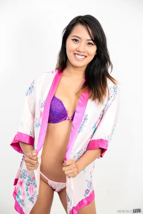 Angelina Chung: Asian Brunette Bares Her Body and Fingers Her Pussy Deep – photo 8 of 21