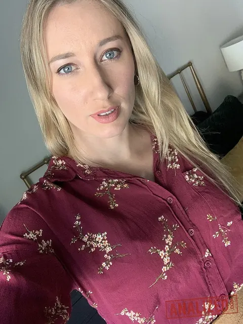 Riley Reyes: Blonde MILF Spreads Her Pussy in Lingerie for Mirror Selfie – photo 9 of 20