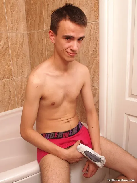 Slim Guy Masturbates in the Bathtub – photo 7 of 21