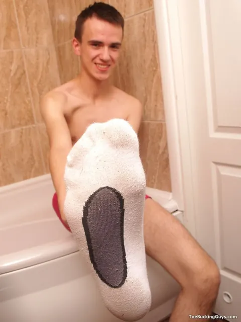 Slim Guy Masturbates in the Bathtub – photo 3 of 21