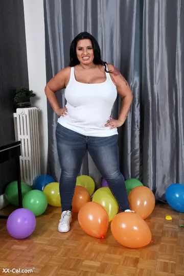Sofia Rose – BBW MILF Strips Out of Her Jeans and Panties