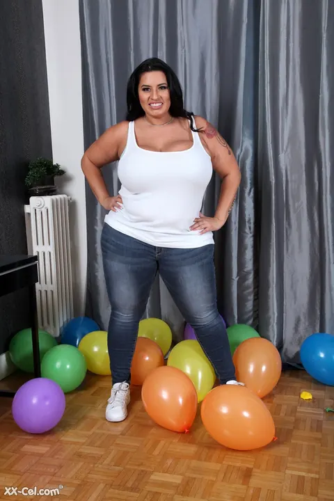 Sofia Rose: BBW MILF Strips Out of Her Jeans and Panties – photo 1 of 20
