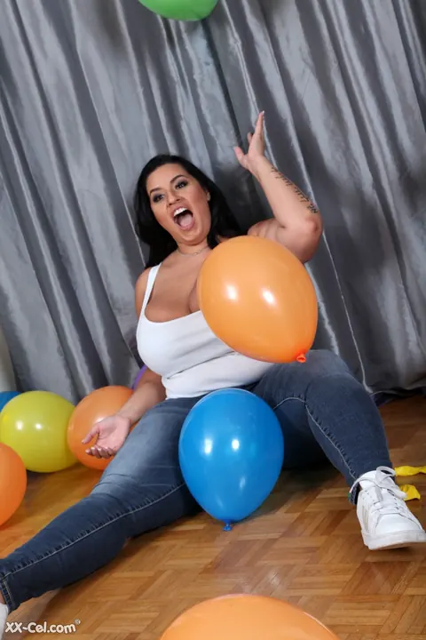 Sofia Rose: BBW MILF Strips Out of Her Jeans and Panties – photo 6 of 20