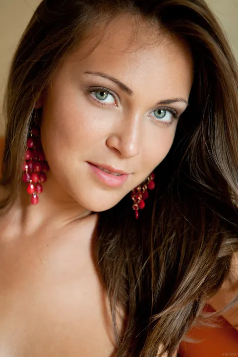 Sophia E: Brunette in Jeans Bares Her Shaved Pussy in Close-Up – photo 12 of 21